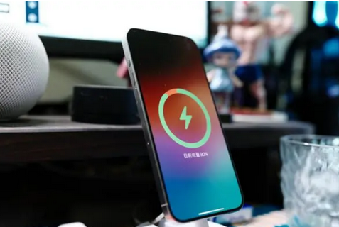 特克斯苹果15换屏服务分享用什么充电器给iPhone15充电更好 